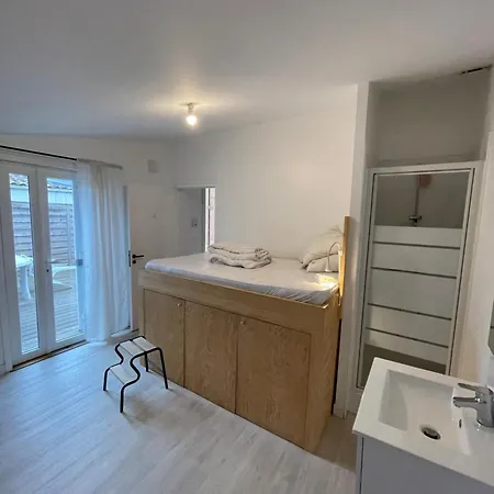 Guest house Privee Dans *