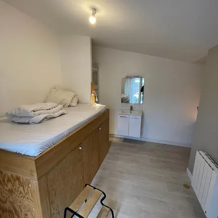 Guest house Privee Dans *